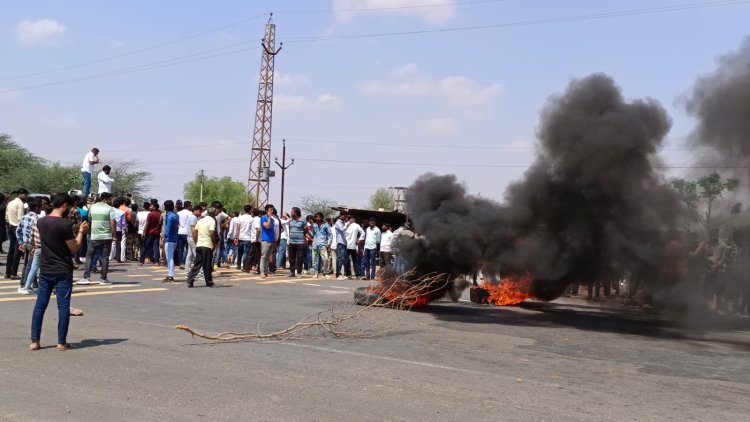 सुजानगढ़ को जिला नहीं बनाने को लेकर टायर जलाकर किया विरोध प्रदर्शन