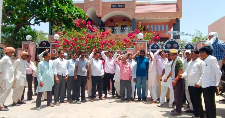 किसानों ने विधायक आवास पर किया प्रदर्शन, नहीं मिले विधायक 