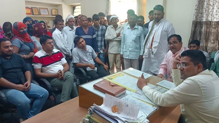 बिजली व पानी की समस्या को लेकर गोठया छोटी के ग्रामीण पूर्व विधायक न्यांगली के साथ बैठे धरने पर,