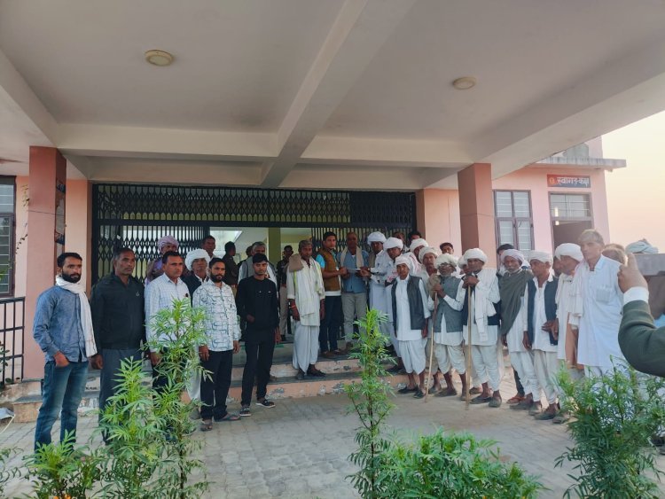 गिरफ्तारी करने की मांग को लेकर पुलिस थानाधिकारी के नाम ज्ञापन सौंपा 