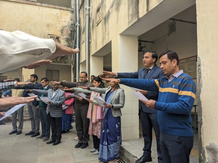 सुशासन सप्ताह: जिला कलेक्टर डॉ. सोनी के नेतृत्व में शपथ ग्रहण कार्यक्रम आयोजित