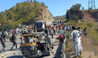 अनियंत्रित ट्रेलर ने टैंपो को मारी टक्कर  भीषण सड़क हादसे में 5 की मौत, 9 घायल 