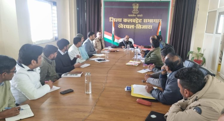 सड़क सुरक्षा पर जिला कलेक्टर की बैठक, दुर्घटना मुक्त यातायात के निर्देश 