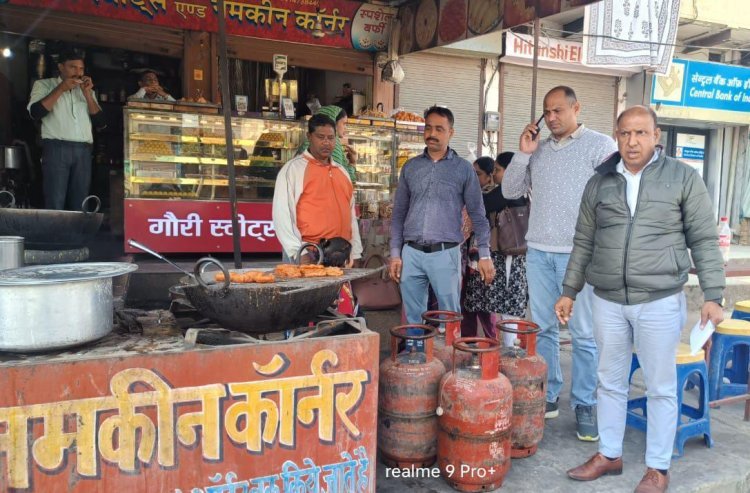 घरेलू गैस के व्यावसायिक कार्य का दुरूपयोग, कार्रवाई में पांच घरेलू गैस सिलेण्डर जप्त