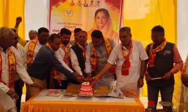 वसुंधरा राजे के जन्मदिन पर गायों को गुड़ खिलाया