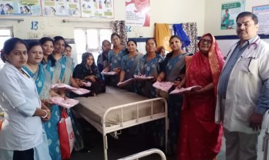 अपना घर सेवा समिति की महिलाओं ने नवरात्रि के अवसर पर सामान्य चिकित्सालय बाड़ी में किया वस्त्र वितरण कार्यक्रम। 