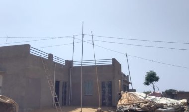 आवासीय मकानों के ऊपर झूलते तार बने परेशानी का सबब