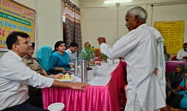 बलरिया में रात्रि चौपाल आयोजित, जिला कलक्टर शुभम चौधरी ने ग्रामीणों की समस्याएं सुनी, मौके पर दिए समाधान के निर्देश