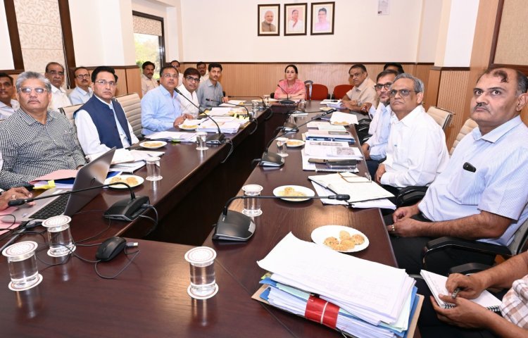 भवन निर्माण में ग्रीन बिल्डिंग पर दें ज़ोर, मंदिरों का मूलस्वरूप भी रहे सुरक्षित: उपमुख्यमंत्री दिया कुमारी