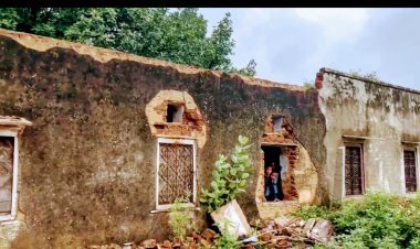 चिड़ासरा के राजकीय विद्यालय की जर्जर बिल्डिंग बनी खतरा: बारिश में टपकती छत, गिर सकती हैं दीवारें; हर दिन हादसे के साए में पढ़ते हैं बच्चे