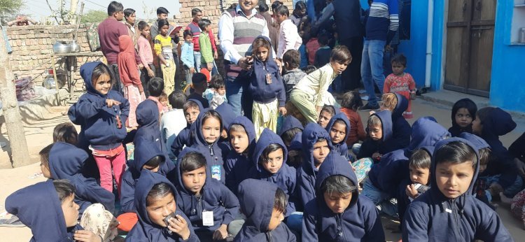 टिक्कल ग्रुप लाया बच्चों के चेहरे पर मुस्कान 70 बच्चों को वितरित किए गर्म कोट