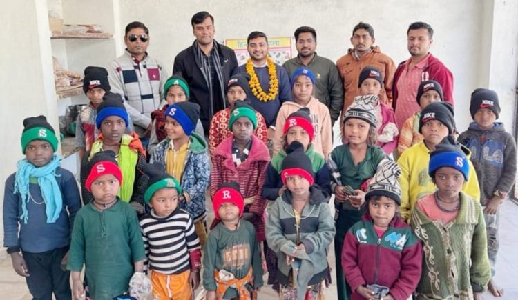 युवाशक्ति क्लब ने बच्चों को बांटे ऊनी कपड़े