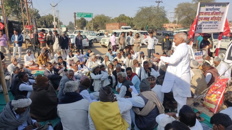 बिजली व बीमा क्लेम की मांग को लेकर किसान सभा ने दिया धरना