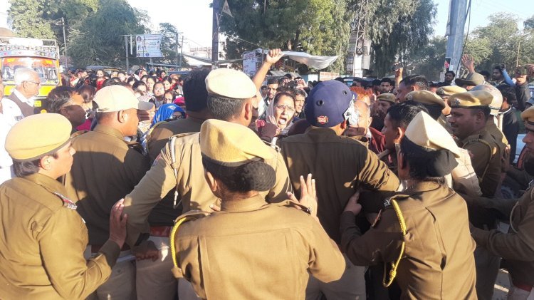 कर्मचारियों की पुलिस के साथ हुई झड़प,