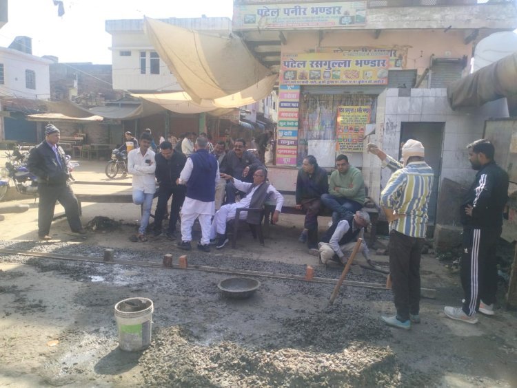 नगरपालिका खैरथल द्वारा सब्जी मंडी के गेट नंबर एक पर बनवाई नाली एवं मंडी में सड़क पर हुए गड्ढे भरवाए