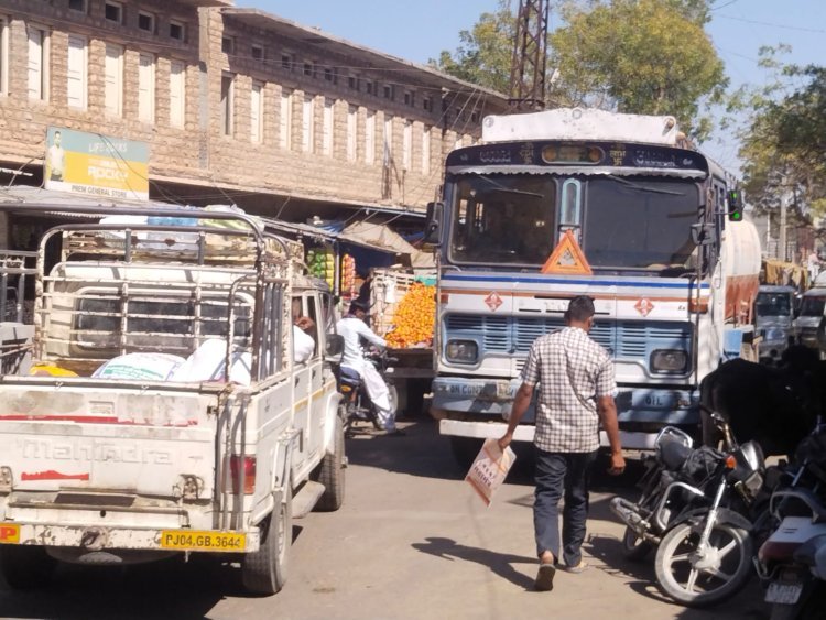चौहटन कस्बे की यातायात व्यवस्था चरमराई:- राहगीरों को चलने में परेशानी