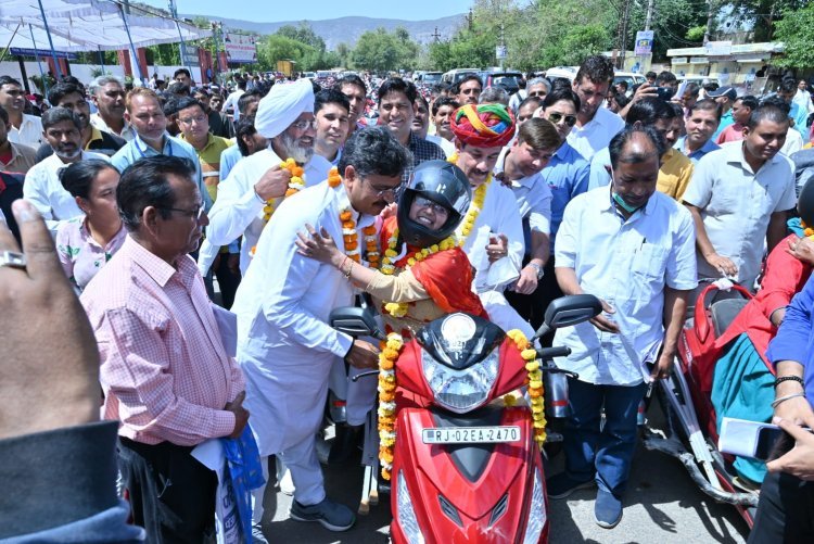सीएम गहलोत ने प्रदेशवासिंयों के जनकल्याण के लिए जो योजनाएं संचालित की है वह पूरे देश में एक नजीर है- सिंह - दिव्यागंजनों को स्कूटी वितरण कार्यक्रम का हुआ आयोजन 