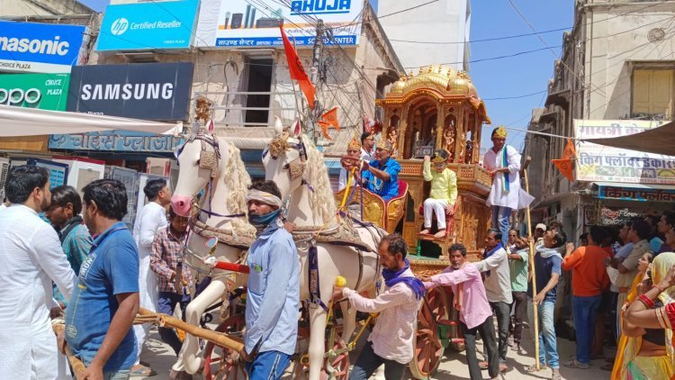 भगवान महावीर की निकाली शोभायात्रा