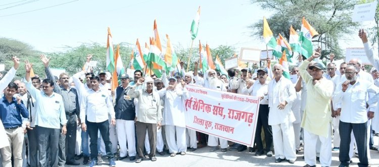 पूर्व सैनिकों ने निकाली रैली किया विरोध प्रदर्शन, आरक्षण को वर्ग में बांटने के खिलाफ जताया आक्रोश, मुख्यमंत्री के नाम जिला कलक्टर को दिया ज्ञापन