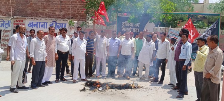 प्रदर्शन कर फूंका कुश्ती संघ के अध्यक्ष का पुतला