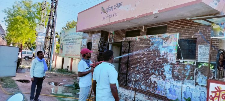 फतेहपुर। धानूका अस्पताल के सामने पोस्टर हटाते नगर परिषदकर्मी नगर परिषद लगातार चला रही स्वच्छता अभियान