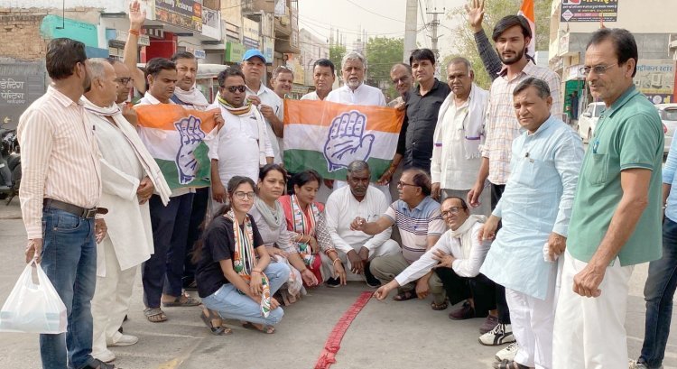 कर्नाटक चुनाव में कांग्रेस की जीत पर की आतिशबाजी