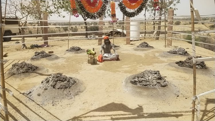 भीषण गर्मी के बीच अग्नि तपस्या कर रहे है योगी बाबा रामनाथ