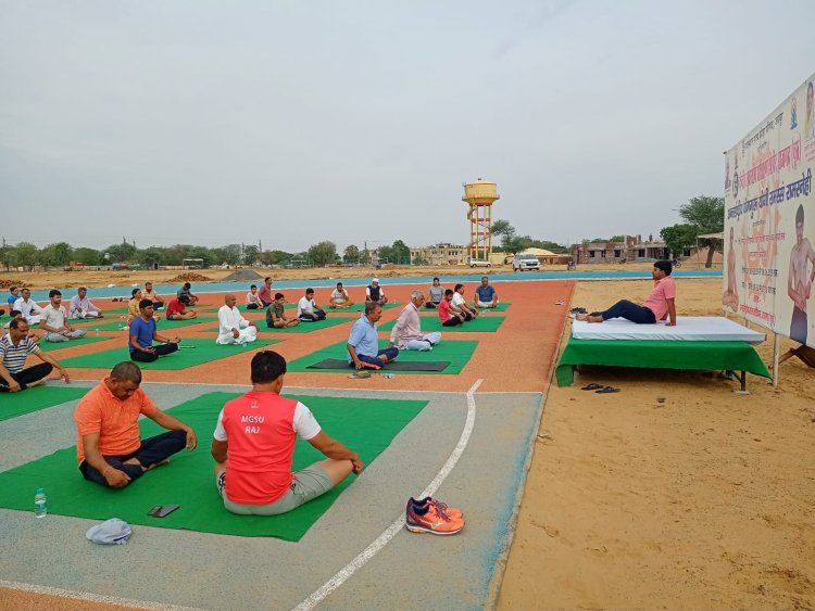 सादुलपुर खेल प्रशिक्षण शिविर में योग गुरु रामरस रामस्नेही ने सिखाये योग और आसन्न 