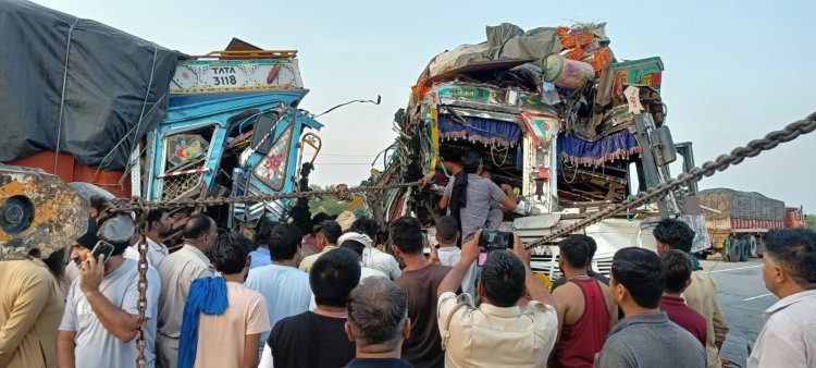 दो ट्रकों की भिडंत में चार घायल 