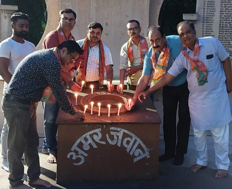 चिकित्सकों को अर्पित की श्रद्धांजलि