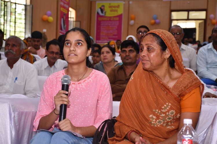 लाभार्थी संवाद में मुख्यमंत्री अशोक गहलोत ने चूरू की पालनहार मंजू और उनकी बेटी नेहा सैनी से की बातचीत*