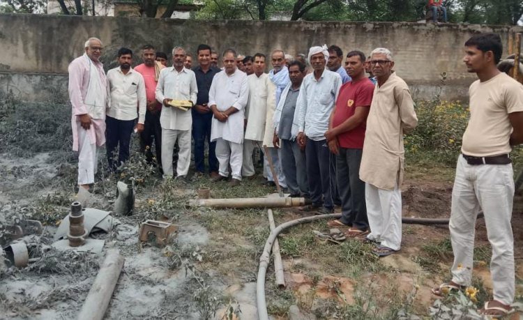 भूजल विभाग द्वारा बोरिंग चालू करने पर ग्रामवासियों ने लड्डू किए वितरित