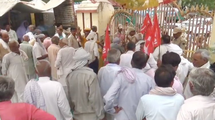 किसानों ने कलेक्ट्रेट के पांचों गेट बंद करवाकर किया प्रदर्शन आरएसी के जवान सहित पुलिस जाप्ता रहा मौजूद आमजन को करना पड़ा परेशानी का सामना