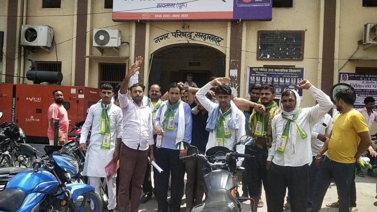 सफाई व्यवस्था और पट्टा वितरण की मांग को लेकर राष्ट्रीय लोकतांत्रिक पार्टी ने नगर पालिका परिषद में धरना देकर प्रदर्शन किया