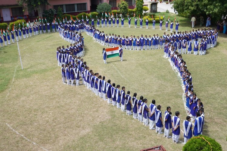 वीर शहीदों को श्रद्धांजलि से संबंधित देशभक्ति कार्यक्रम किए प्रस्तुत