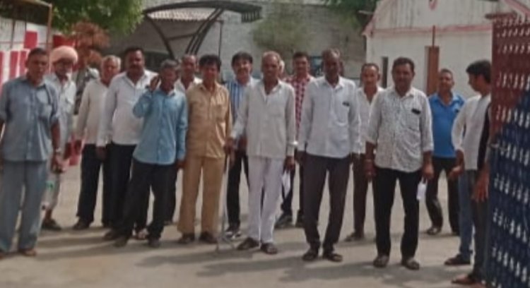 `सुमेरपुर: कानपुरा गांव के ग्रामीणों ने डीएसपी को सौपा  ज्ञापन,सीसीटीवी कैमरे में कैद हुए व्यक्तियों को गिरफ्तार करने की मांग।