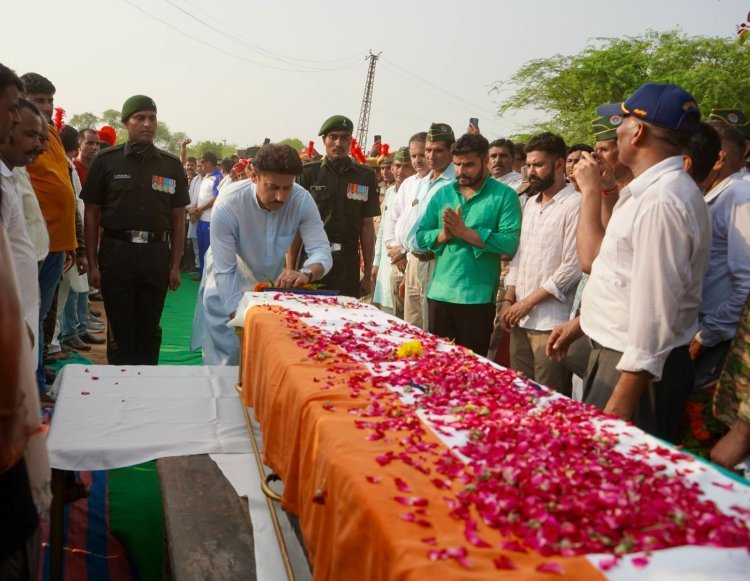 कर्नल राज्यवर्धन राठौड़ ने झुंझनूं में शही  दों के परिजनों से की मुलाकात