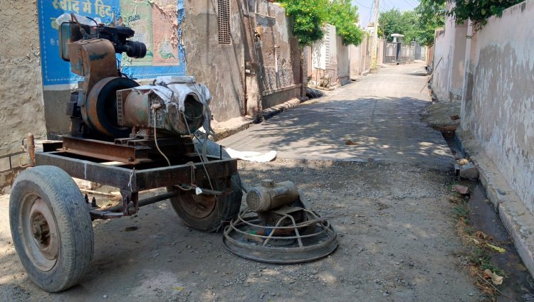 राजनीति की भेंट चढ़ा सड़क निर्माण कार्य, नेता बन रहे बाधक