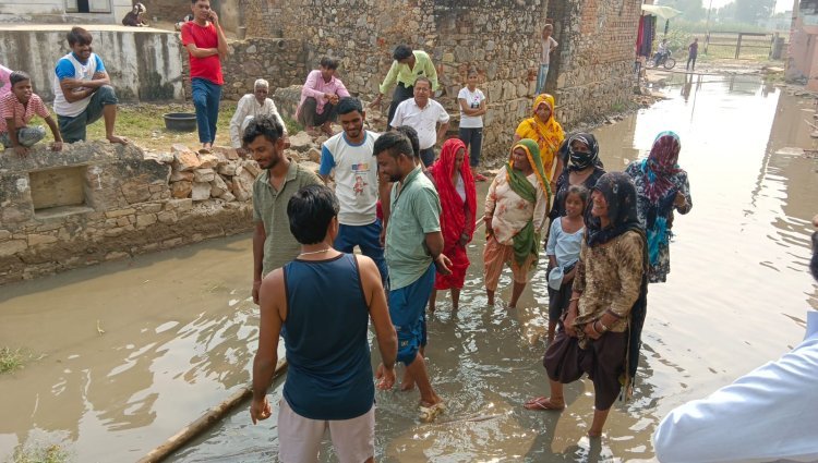 सड़क निर्माण कार्य को लेकर सड़क को खोदकर भूले जिम्मेदार... सड़के बनी दरिया