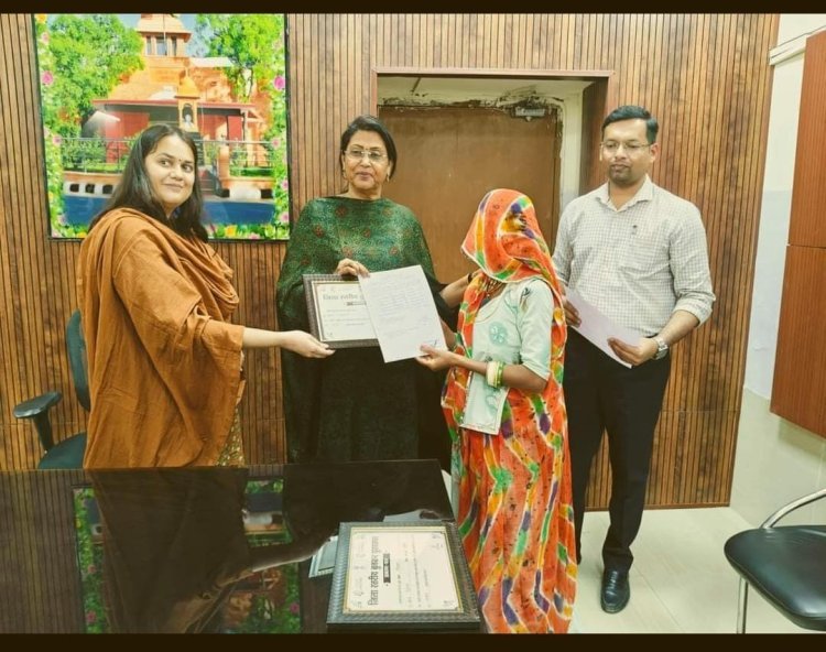 संभागीय आयुक्त और जिला कलक्टर ने वितरित किए जिला स्तरीय बुनकर पुरस्कार
