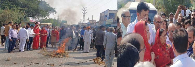 चापटिया तलाई की समस्या को लेकर सड़क जाम, नगरपरिषद से वार्ता में निकला समाधान