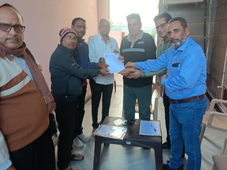 पुरानी पेंशन बहाली की मांग: शिक्षाकर्मी संघ ने विधायक को सौंपा ज्ञापन