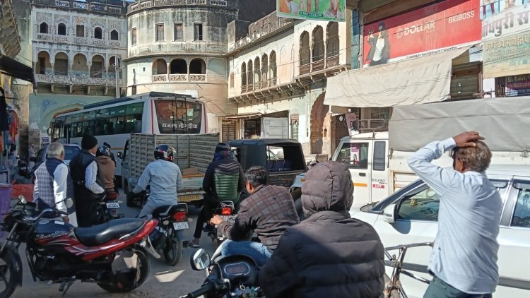 यातायात व्यवस्था बेपटरी: यातायात व्यवस्था लडख़ड़ाई, दिनभर जाम 