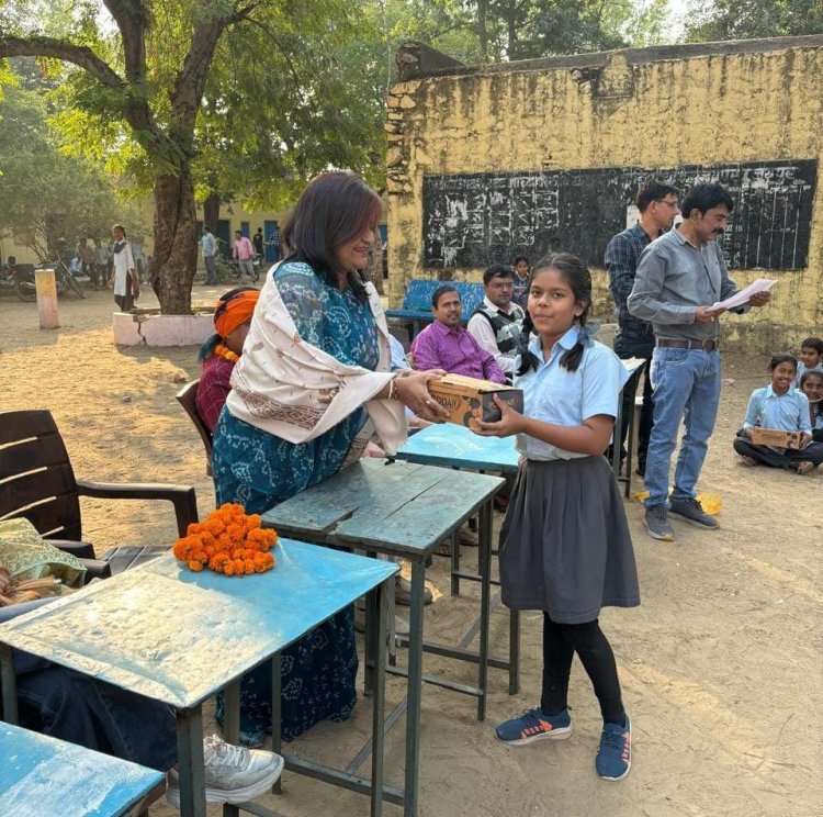 भामाशाह द्वारा छात्र छात्राओं को निःशुल्क जुते वितरण किए 