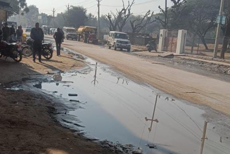 बिसाऊ चौराहे पर गंदा पानी  और कीचड़ बना परेशानी का सबब 