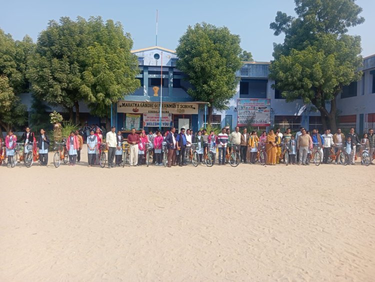 राज्य सरकार द्वारा 9 की छात्र को  साइकिल की  वितरण।