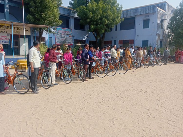 राज्य सरकार द्वारा 9 की छात्र को  साइकिल की  वितरण।