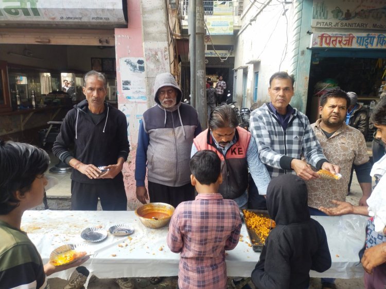 झुग्गी-झोपड़ी में रहने वाले गरीबों को 151 कंबल वितरित