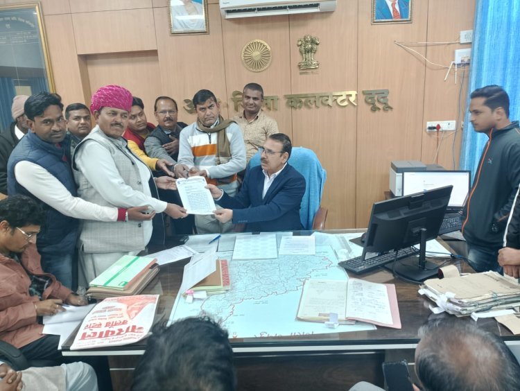 फुले दंपति को भारत रत्न की मांग को लेकर प्रधानमंत्री के नाम अतिरिक्त जिला कलक्टर दूदू को सौंपा ज्ञापन