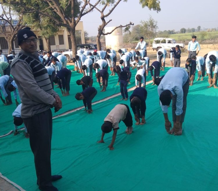 विद्यालय में बच्चों के साथ सूर्य नमस्कार का किया आगाज